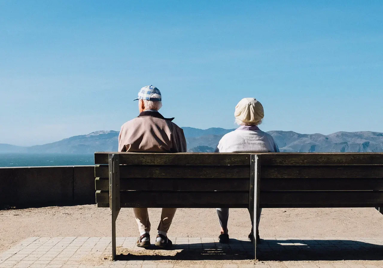 Äldre par blickar ut mot omgivningen