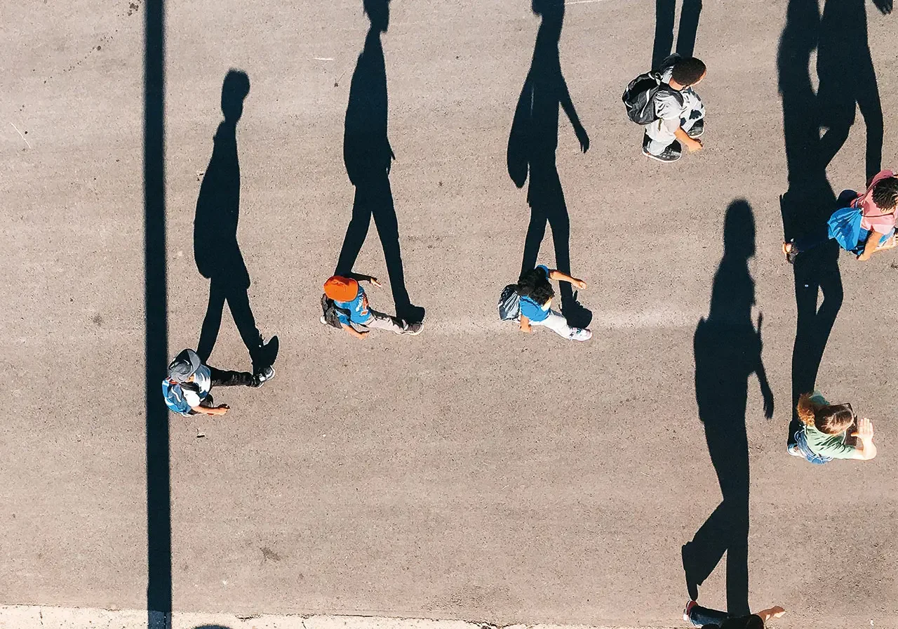 Låga skuggor från ungdomar